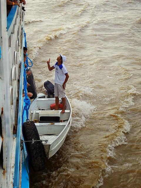 Comerciantes no barco de Manaus a Santarém, no meio do Rio Amazonas