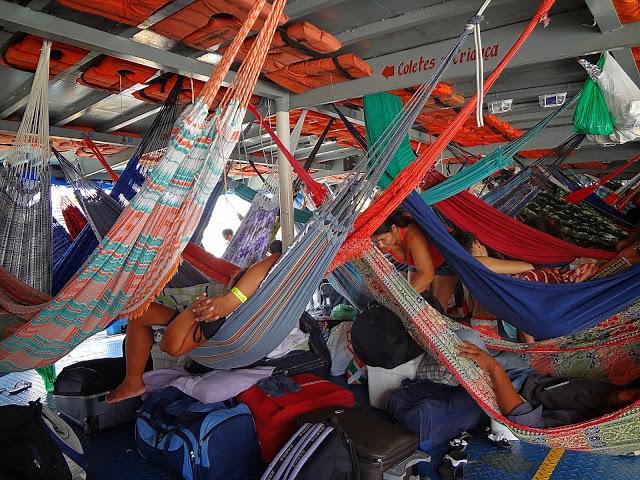 Profusão de redes de dormir no barco de Manaus a Santarém