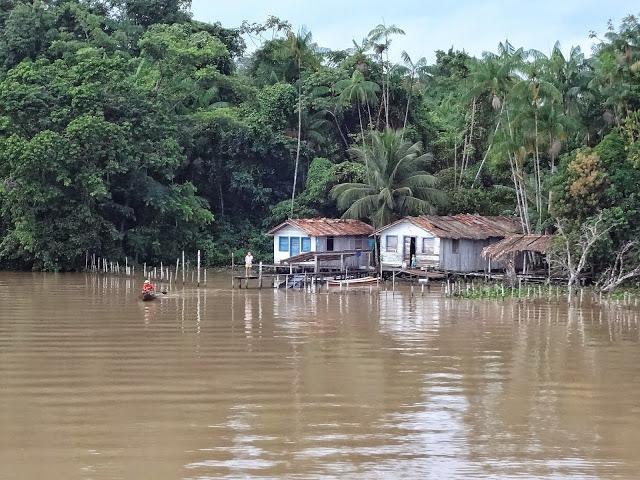 Comunidades ribeirinhas no Rio Amazonas, após a saída de Alter do Chão