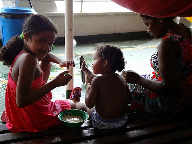 Crianças no barco de Manaus a Santarém, quase chegando a Alter do Chão